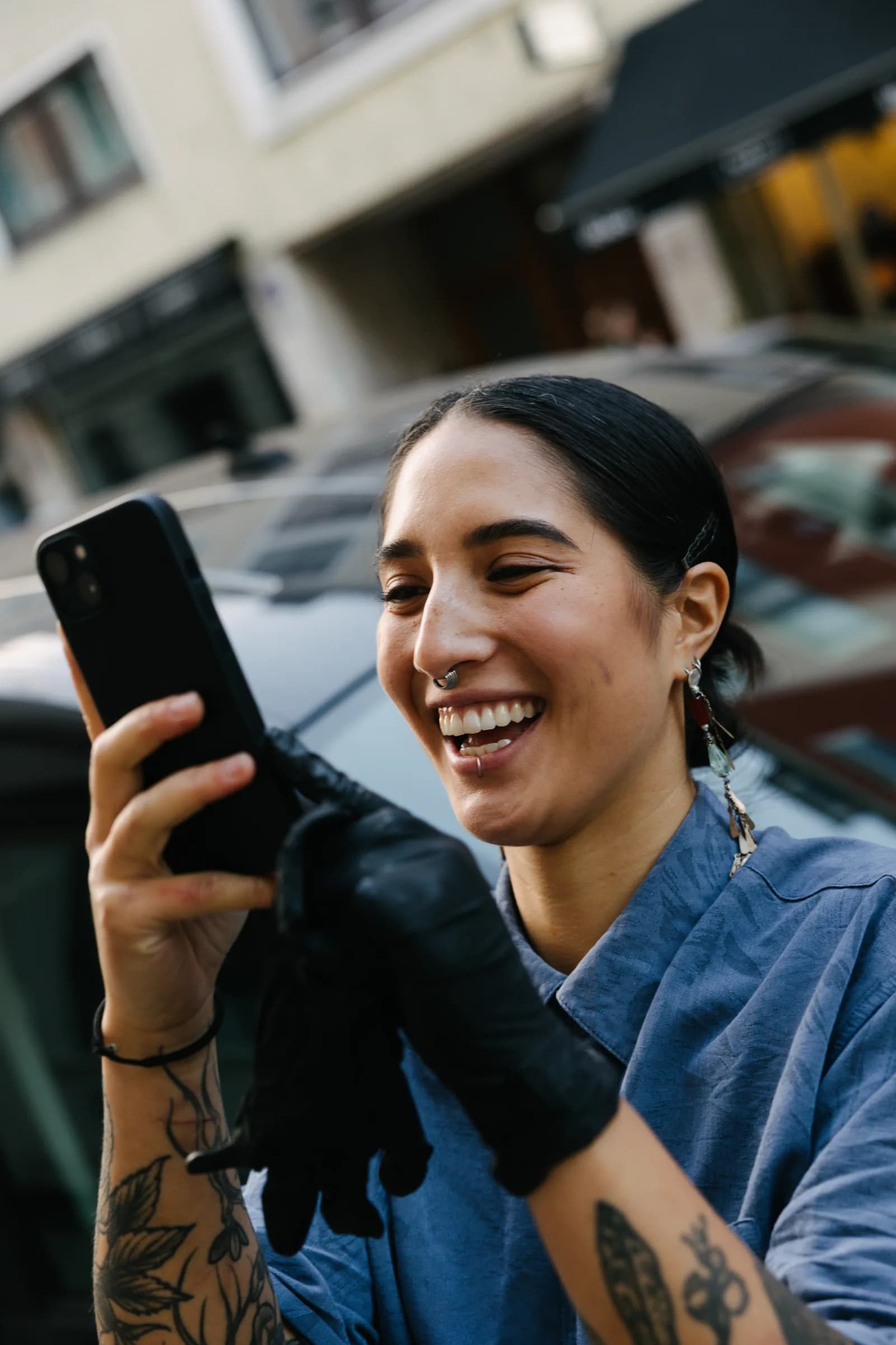 ONO popup münchen — besucher am tisch