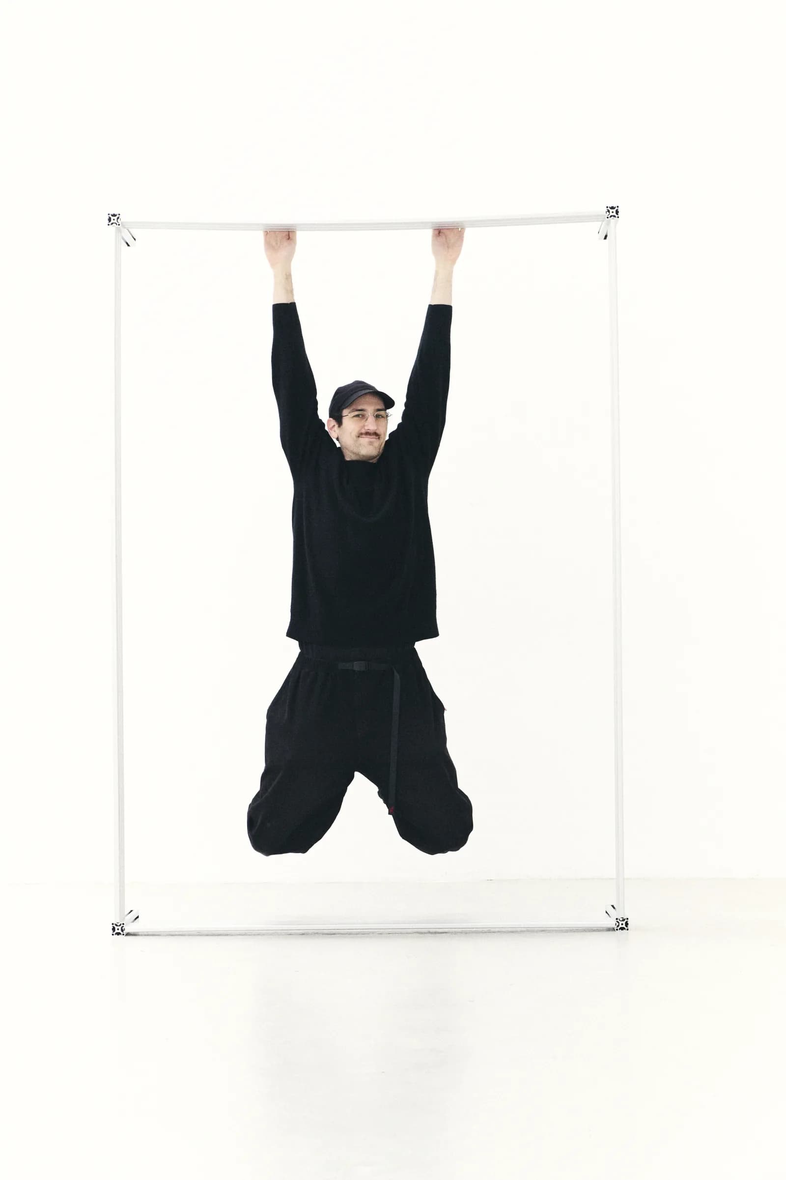 a l schauer hängt im ono bettrahmen